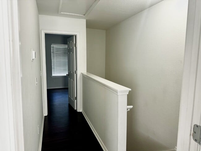 Building Photo - Updated Townhome in University Park!