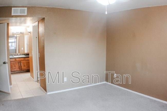 Building Photo - 2146 W Isabella Ave