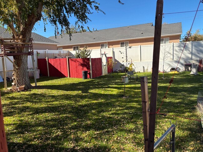 Building Photo - Furnished Two Bedroom