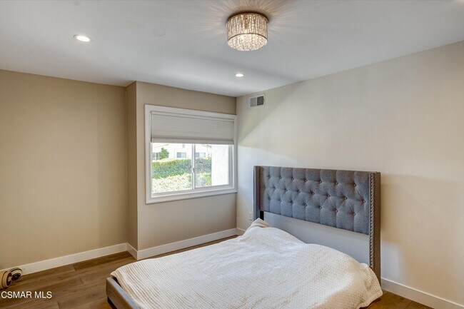 Building Photo - 4833 Dunman Ave