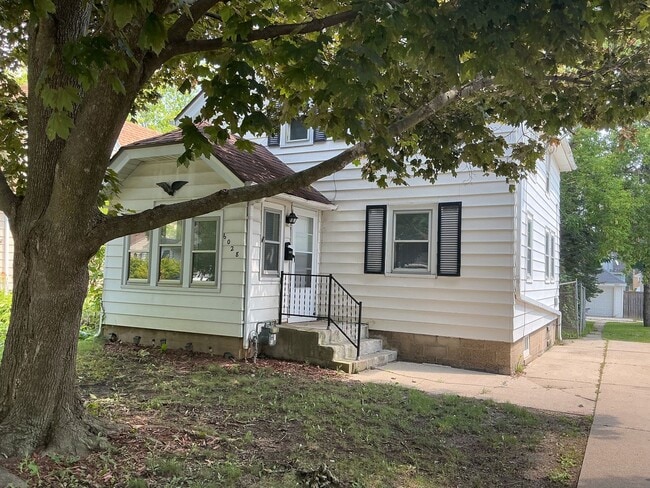 Building Photo - 4 Bedroom Single Family Home