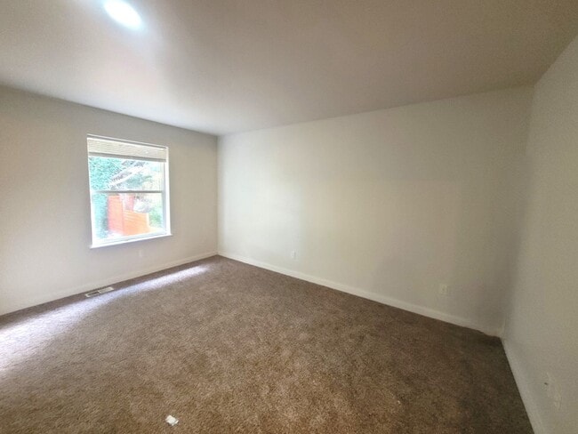 Building Photo - Spacious Four Bedroom Home with Bonus Room - Toledo St