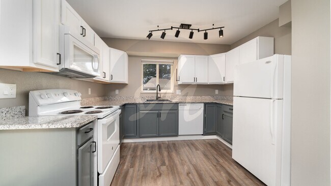 Building Photo - Updated ranch style condo in Vista Grande