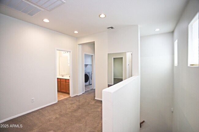 Building Photo - 1090 W Caroline Ln