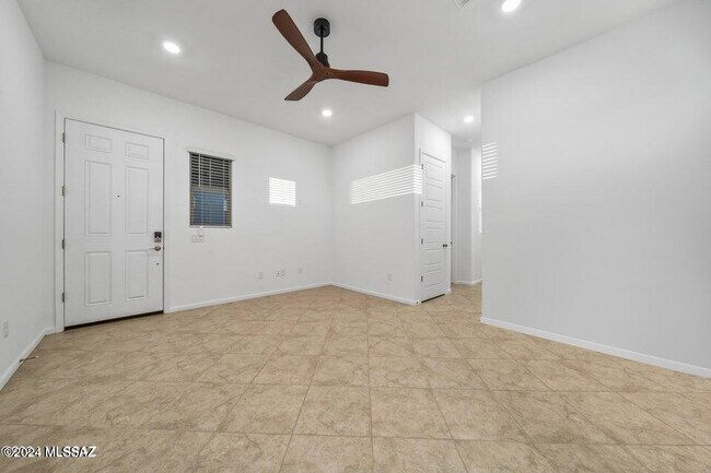 Building Photo - 10623 N Iron Peak Dr