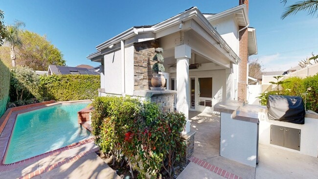 Building Photo - Large Spacious Home with a Pool!