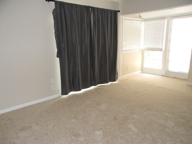 Building Photo - 352 S Pine St