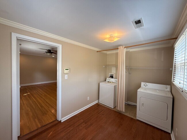 Building Photo - 817 Everett Pl
