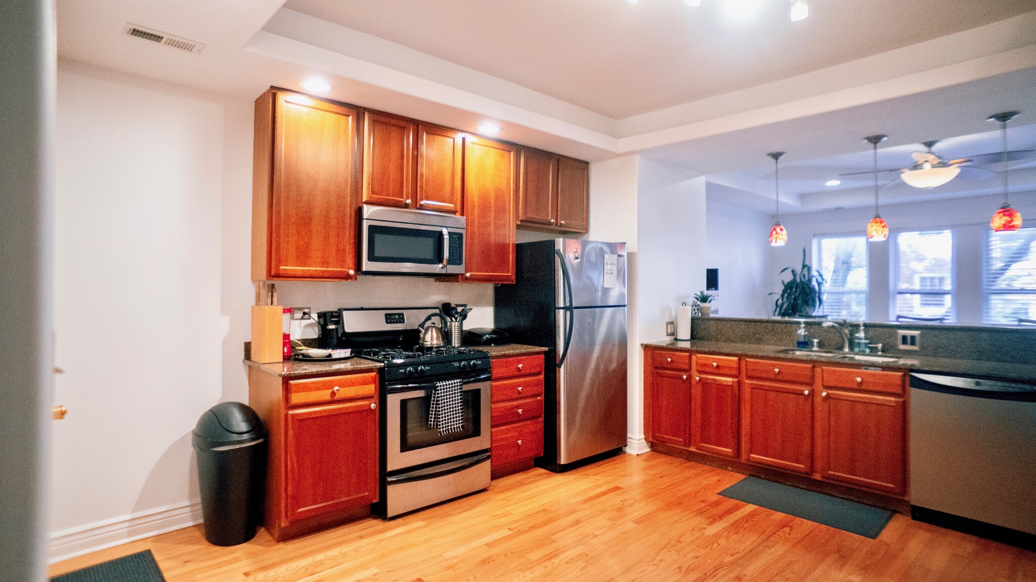 Kitchen and dining area - 6709 N Lakewood Ave