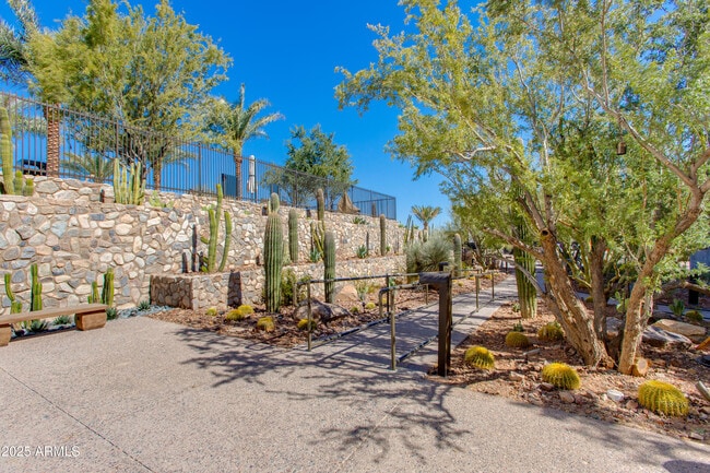 Building Photo - 5000 N Camelback Rdg Dr