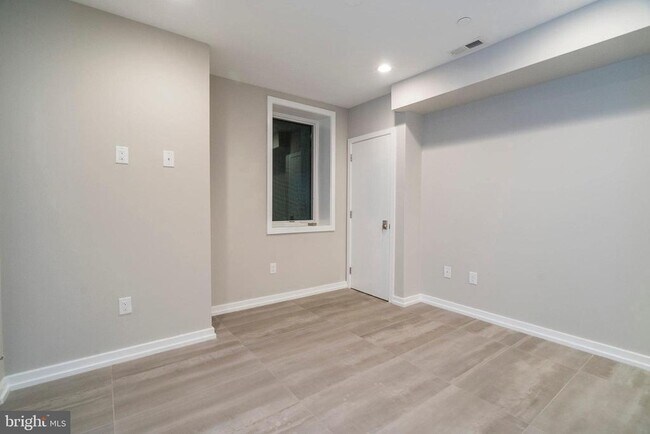 Building Photo - 1436 Clymer St