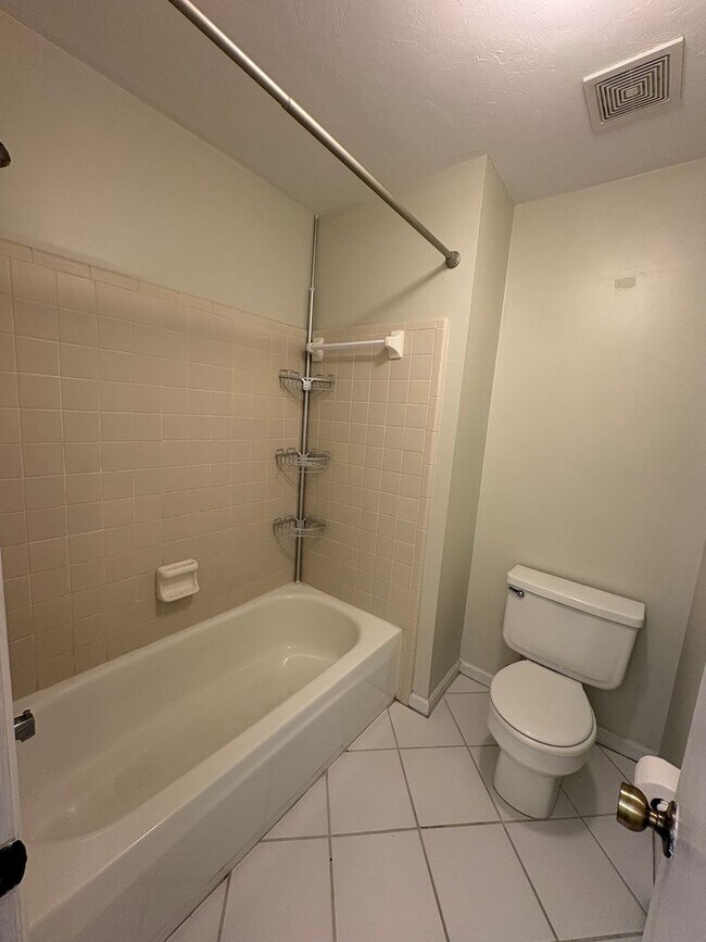 Building Photo - Family Friendly 2 Bedroom Duplex Available In Tallahassee NOW