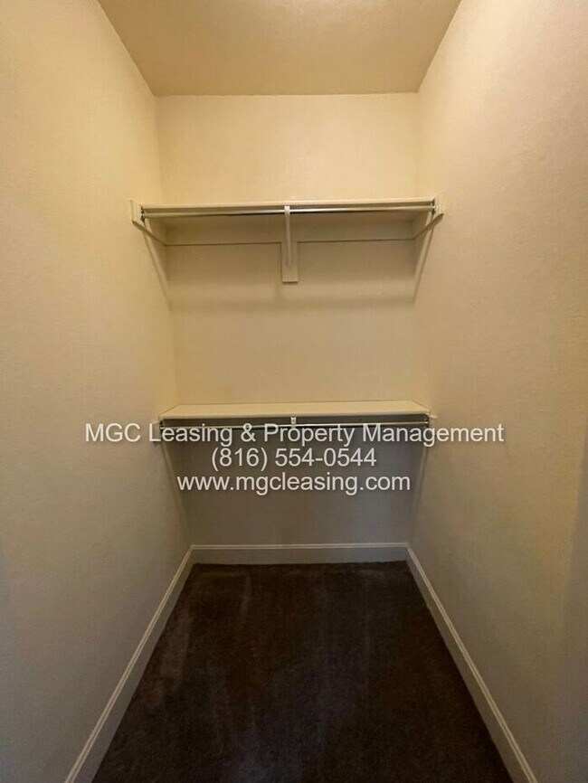 Building Photo - EAGLE CREEK LUXURY TOWNHOME