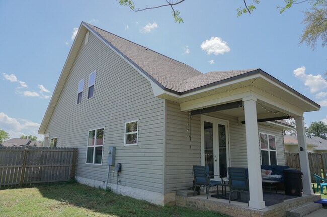 Building Photo - 200 Ladue Ave