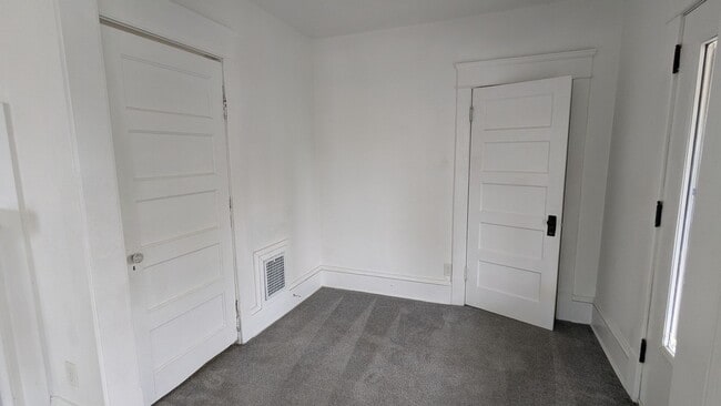 Building Photo - 8th St Triplex