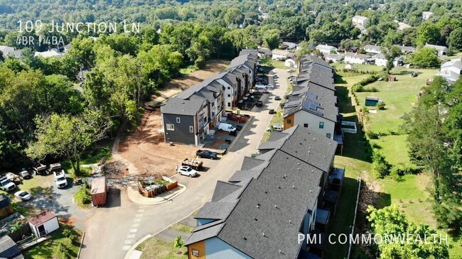 Building Photo - 4 Bed / 3 Bath Townhouse (Available 8/10/25)