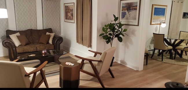 Building Photo - 905 New St