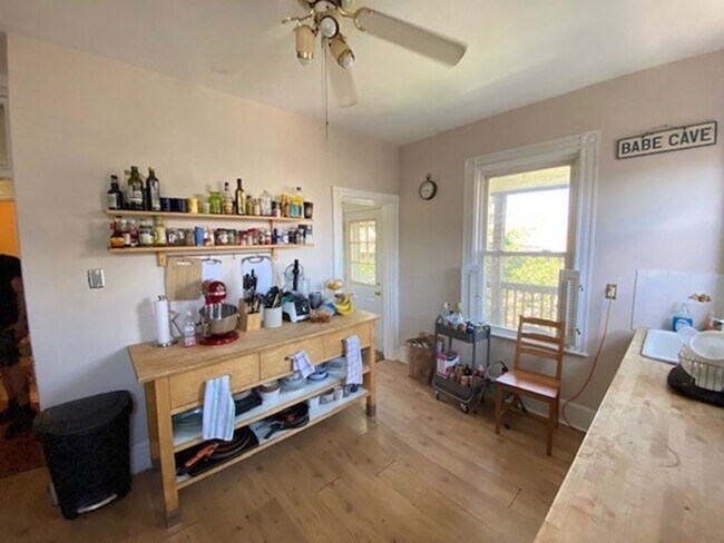 Building Photo - Central Mission Hill Location, Eat-in Kitchen, Massive Bedrooms, 2 Full Bathrooms, Laundry on a Site