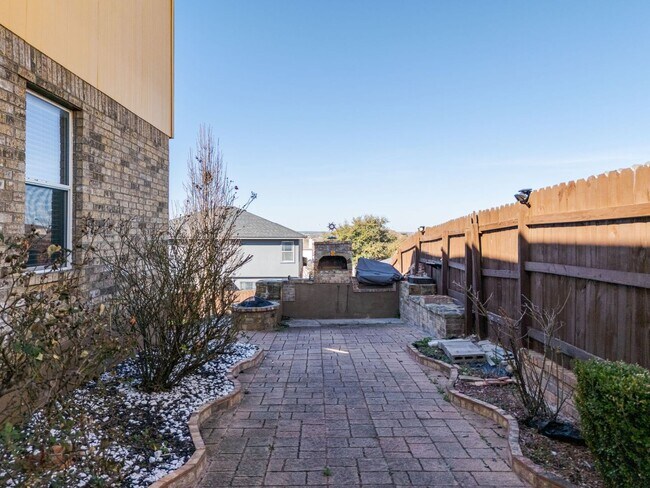 Building Photo - 6303 Blayney Dr
