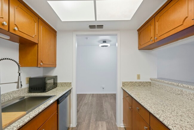 Building Photo - Chic 1-Bed Oasis with Pool & Walk-In Closets in Central San Antonio – $975/mo