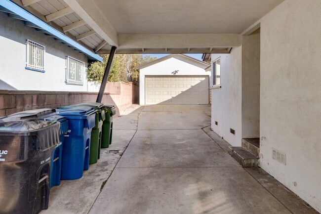 Building Photo - Beautifully Remodeled 4 Bed / 2 Bath Home in Prime Inglewood — Detached Garage + Spacious Yard