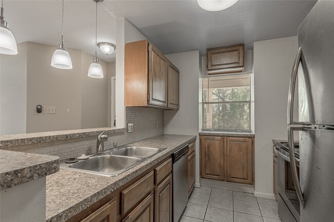 Building Photo - 2404 Sycamore Ave