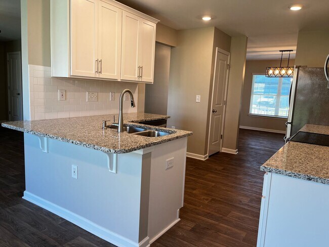 Building Photo - Ultra Spacious Living in Lake Tyler Subdivision