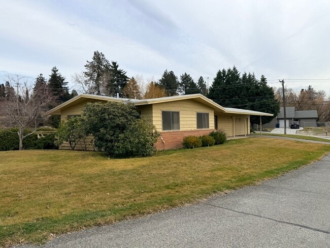 Building Photo - Country like setting! Spacious 3+ bed/ 1.5 bath house with garage, large yard, private deck and a...