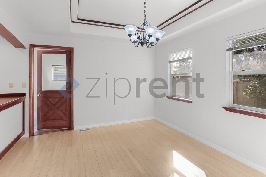Building Photo - Unit