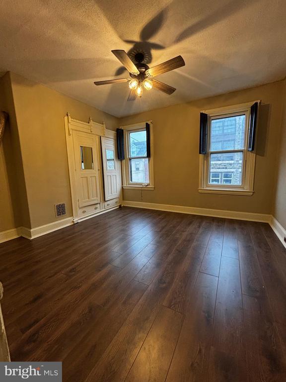 Building Photo - 2041 E Cambria St