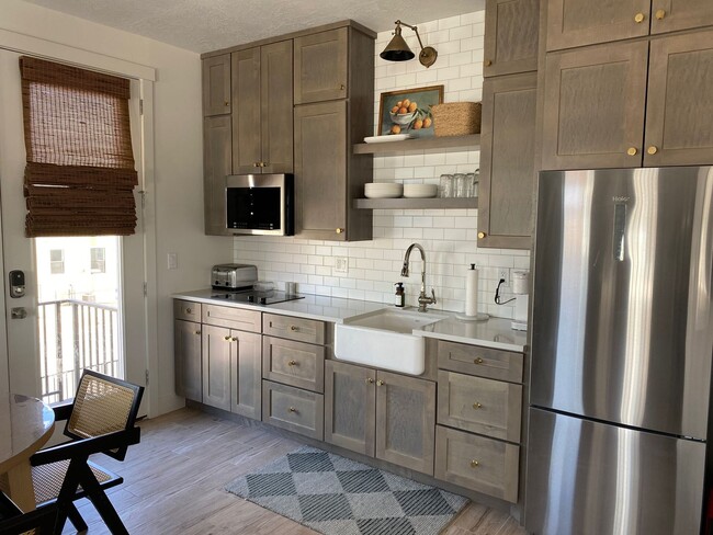 Building Photo - Newer Fully Furnished Private Studio Casit...