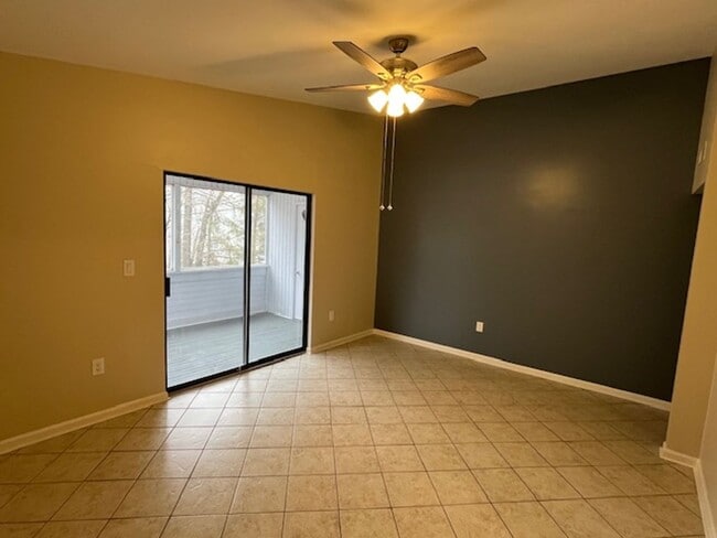 Building Photo - 2 Bedroom 1 Bath Upstairs Condo with MANY upgrades in Hunters Chase