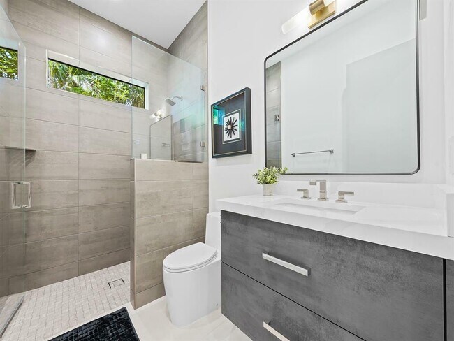 Building Photo - 2657 NE 34th St