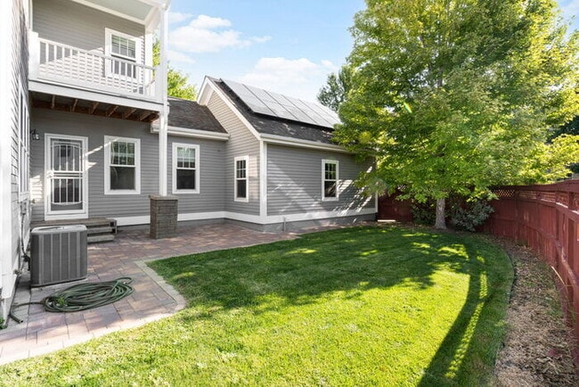 Building Photo - Spacious, modern 5 bed 4 bath home
