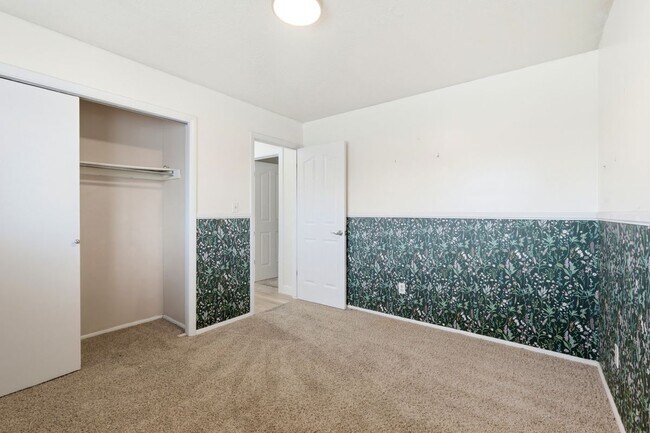 Building Photo - 666 W 725 N