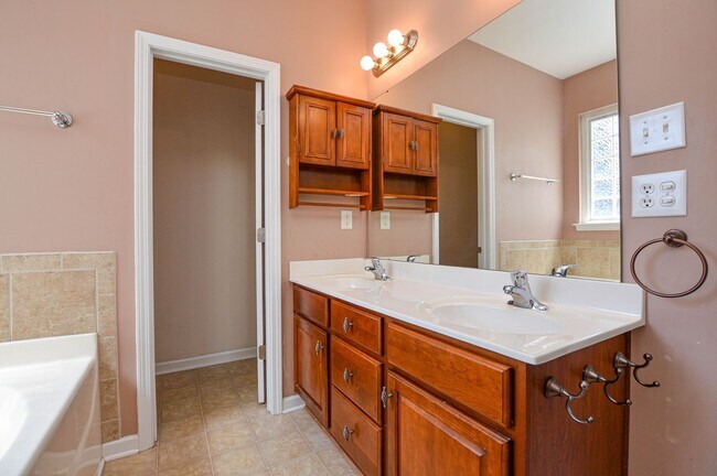 Building Photo - Elegant 4-bedroom Home in Desirable Callonwood Neighborhood in Matthews, NC