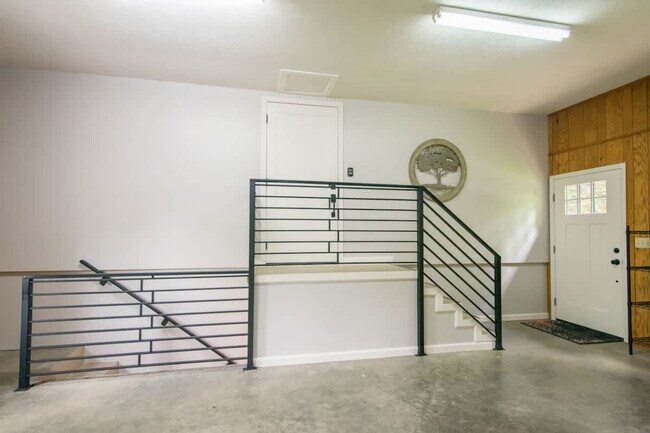 Building Photo - 201 Bluebird Ln