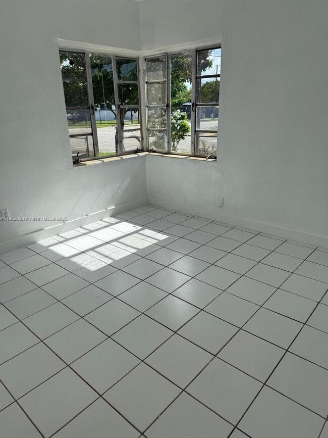 Building Photo - 3100 SW 13th St
