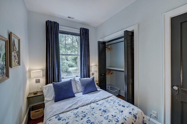 Building Photo - 518 Lamar Ave