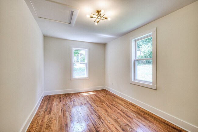 Building Photo - 203 W Cedar St