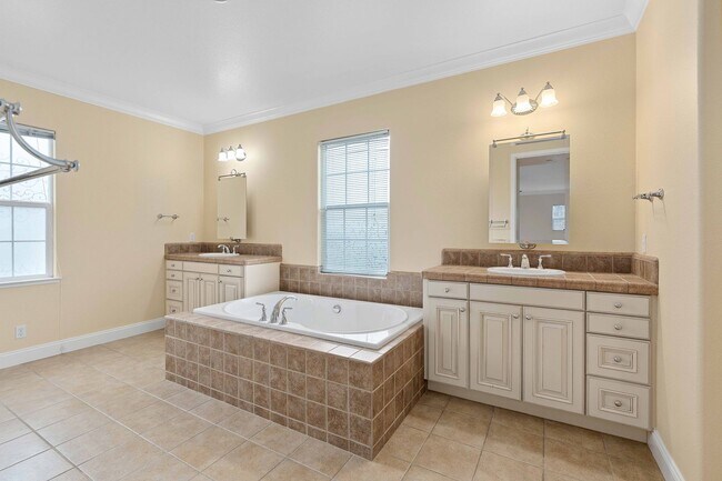 Building Photo - Spacious 3 Bedroom, 3 Bathroom Home with P...