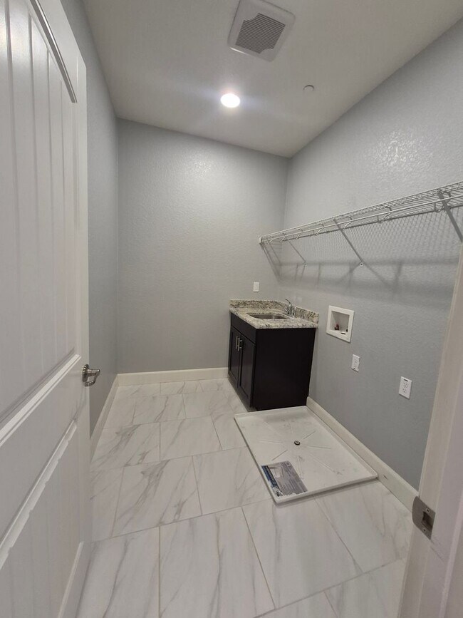 Building Photo - Gorgeous 4bd/2.5ba Two Story Home In Roseville!