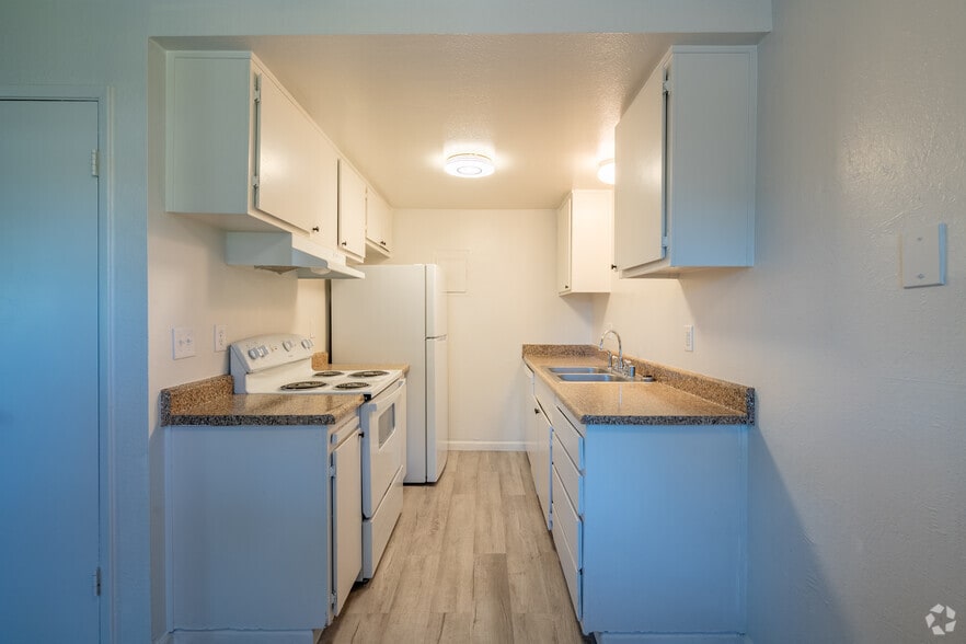 2BR, 1BA - 825SF - Kitchen - Gold Run Apartments
