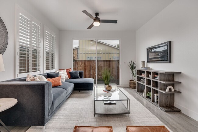 Building Photo - Bright and Beautiful 3 bedroom 2 full bathroom Home! Attached two car tandem garage with large en...