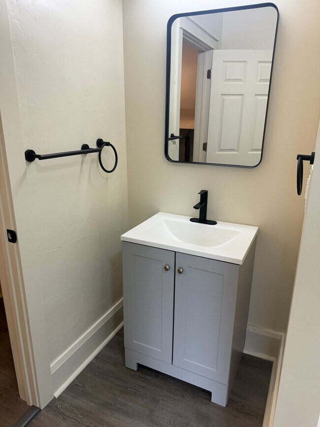 Building Photo - 210 Perry St