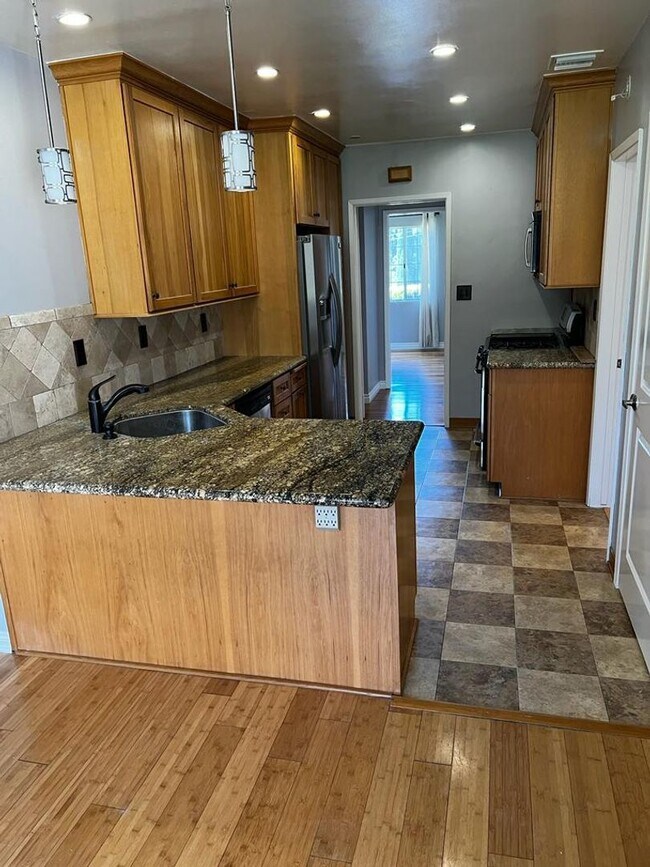 Building Photo - Beautiful 3 bed 2.5 Bath House- La Crescenta/Glendale