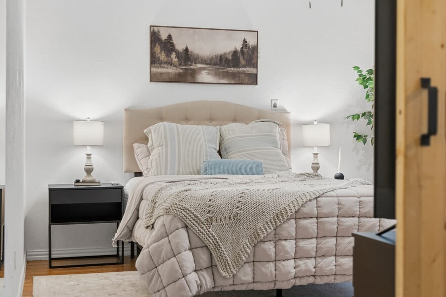 Building Photo - 5057 Les Chateaux Dr