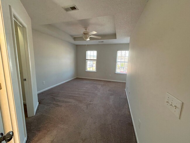 Building Photo - Updated 3 bedroom, 2 1/2 bathroom single f...