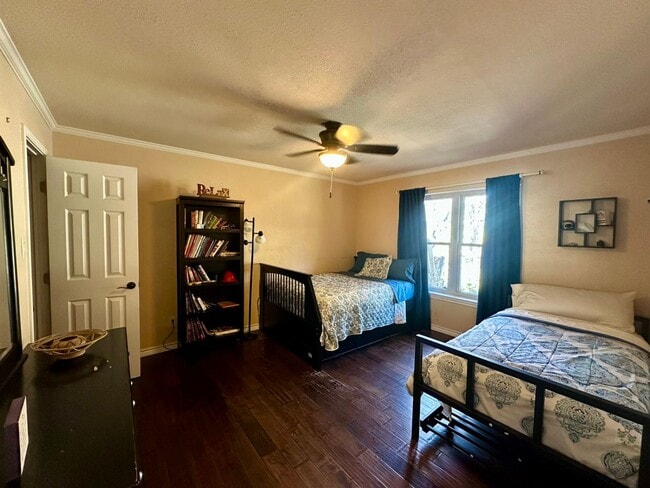 Building Photo - Stunning, fully furnished 3-bedroom, 2-bath lakefront home on Lake Palestine!