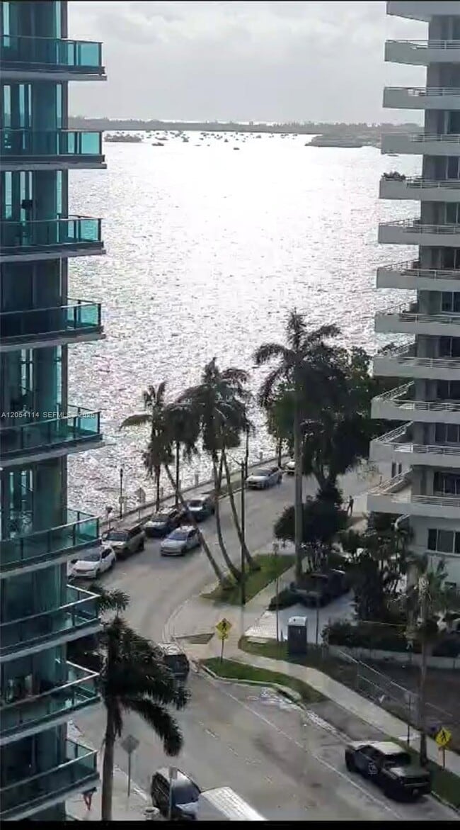 Building Photo - 1300 Brickell Bay Dr
